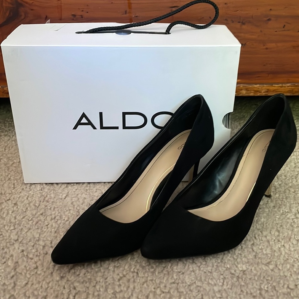 Size 7 aldo heel with gold heel